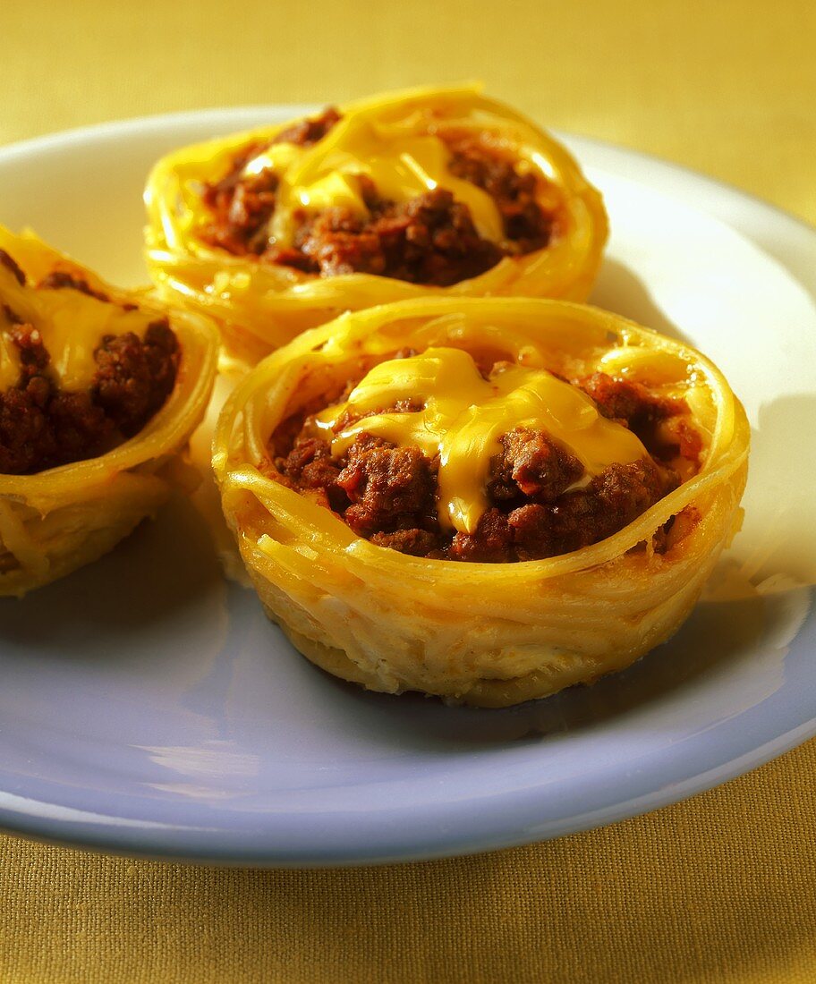 Spaghettitörtchen mit Bolognesefüllung und Cheddar