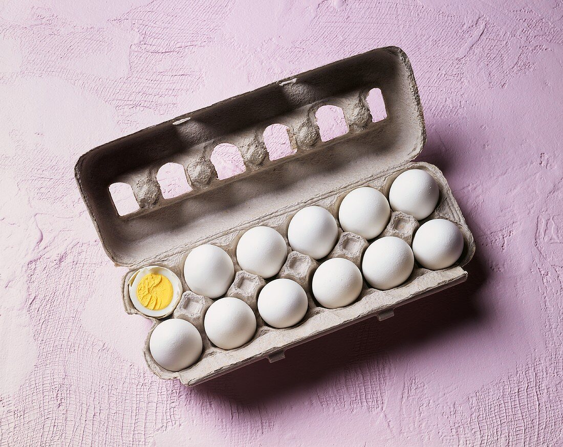 Hart gekochtes Ei in Eiershachtel