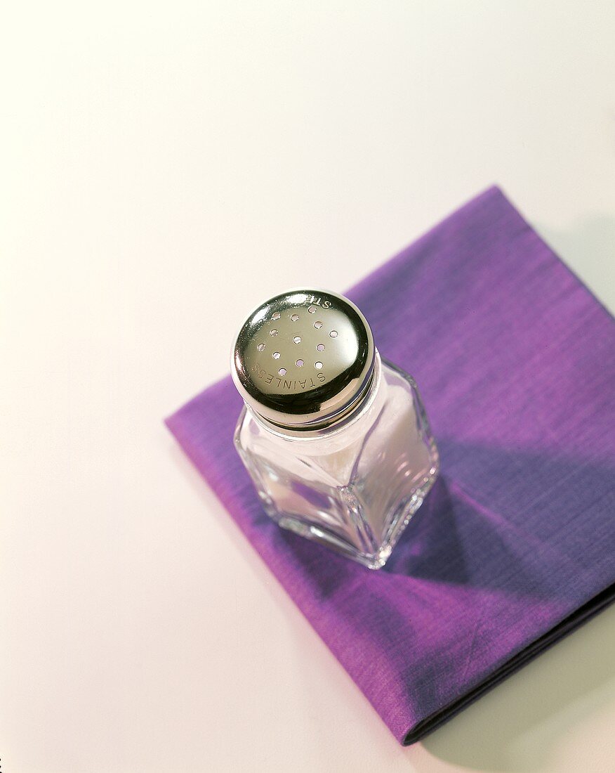 Salzstreuer auf violettem Tuch
