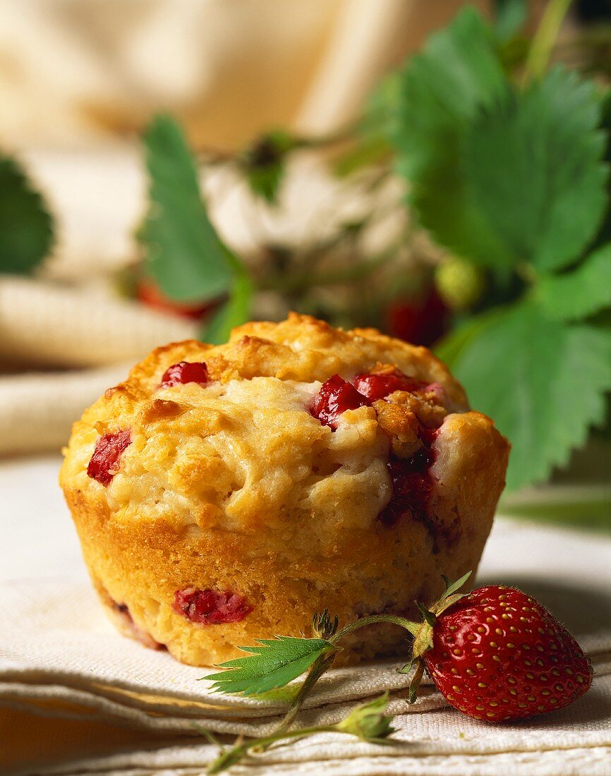 Erdbeermuffin und frische Erdbeeren