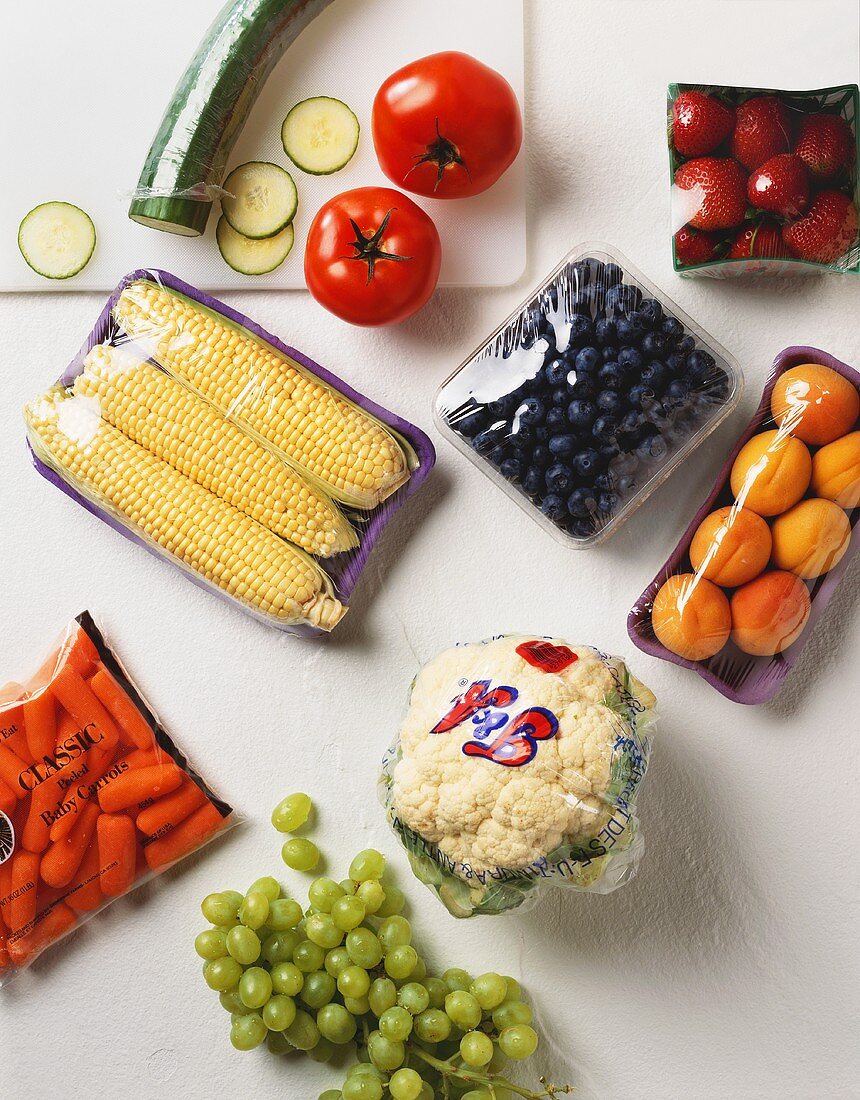 Verschiedene verpackte Obst- und Gemüsesorten