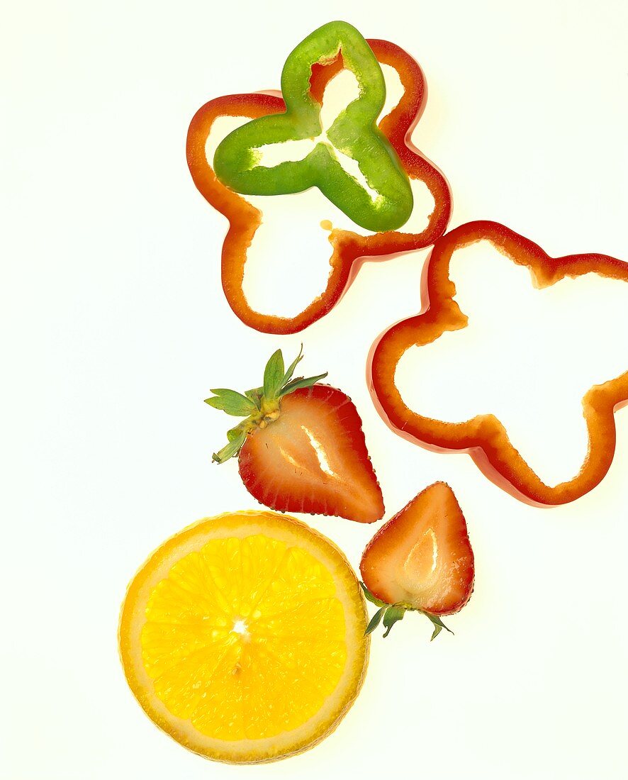 Paprikascheiben, Erdbeerscheiben und Orangenscheibe