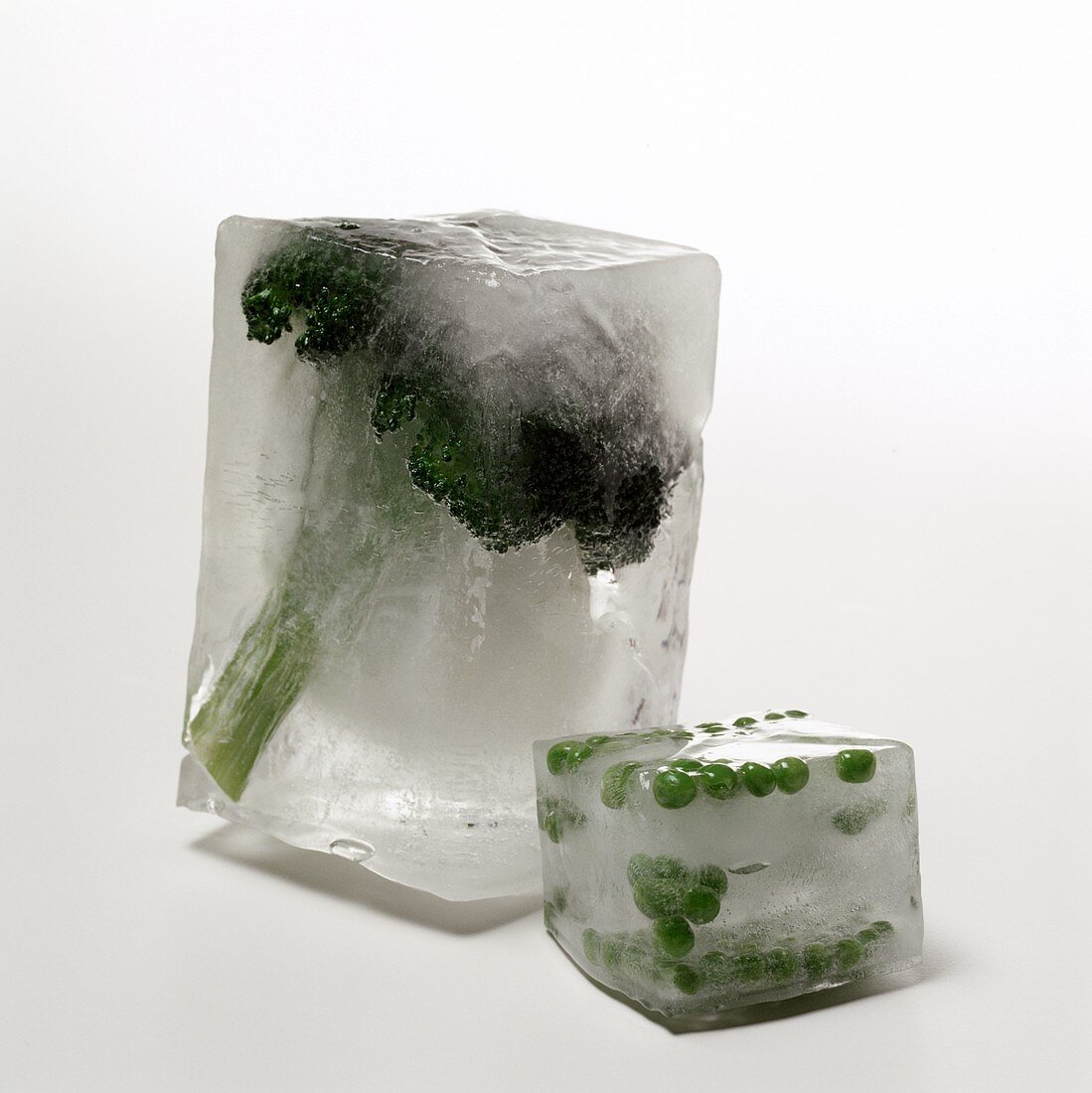 Brokkoli und Erbsen, in Eisblöcken gefroren