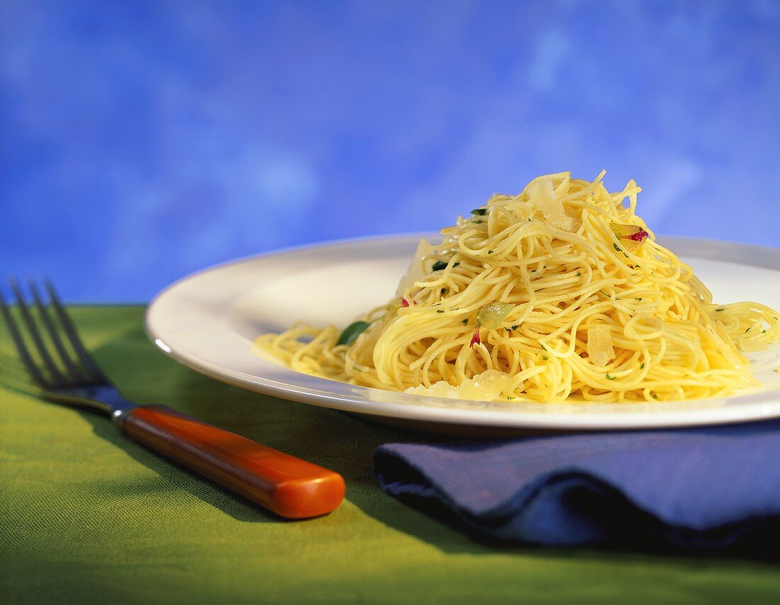 Spaghettini mit Kräutern und Käse