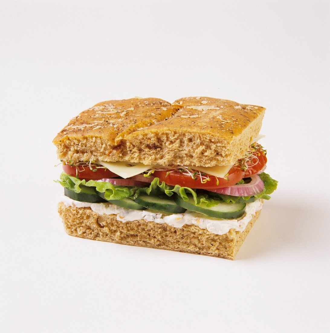 Focaccia-Sandwich mit Gemüse und Käse
