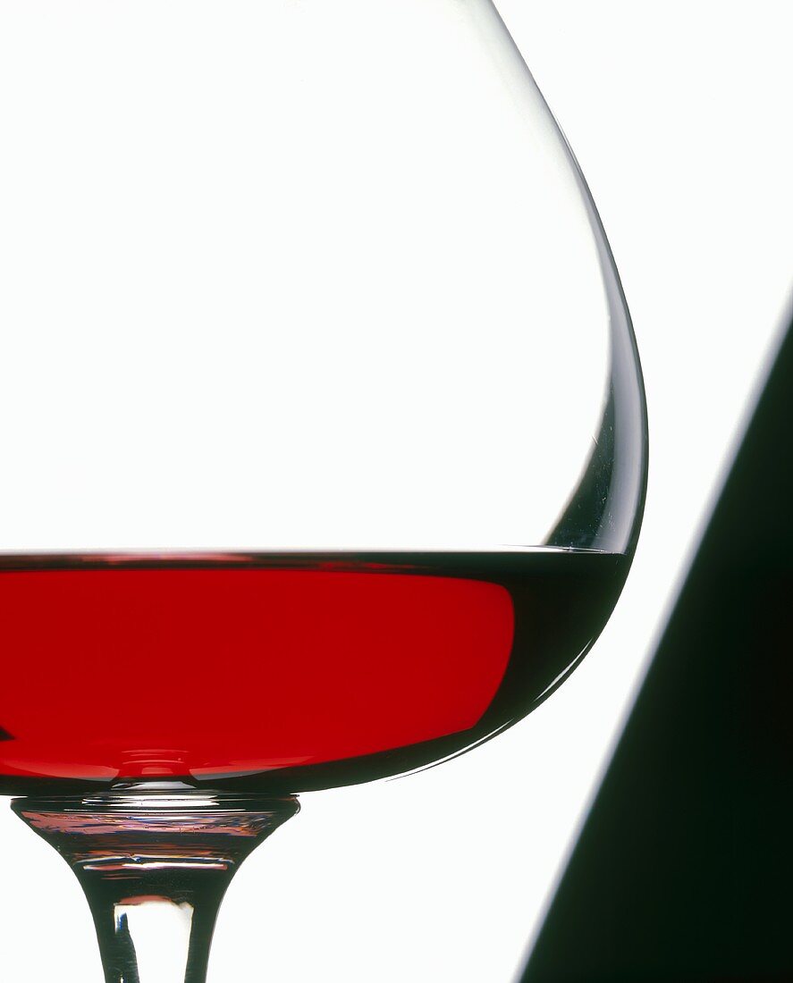 Ein Glas Rotwein (Nahaufnahme, Ausschnitt)