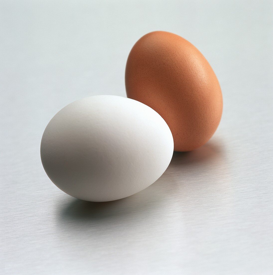 Ein braunes und ein weißes Ei