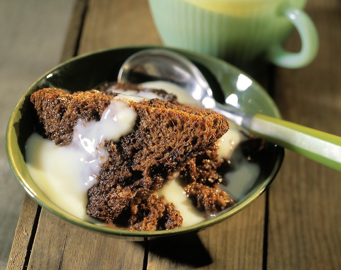 Schokoladen-Brot-Pudding mit Vanillesauce