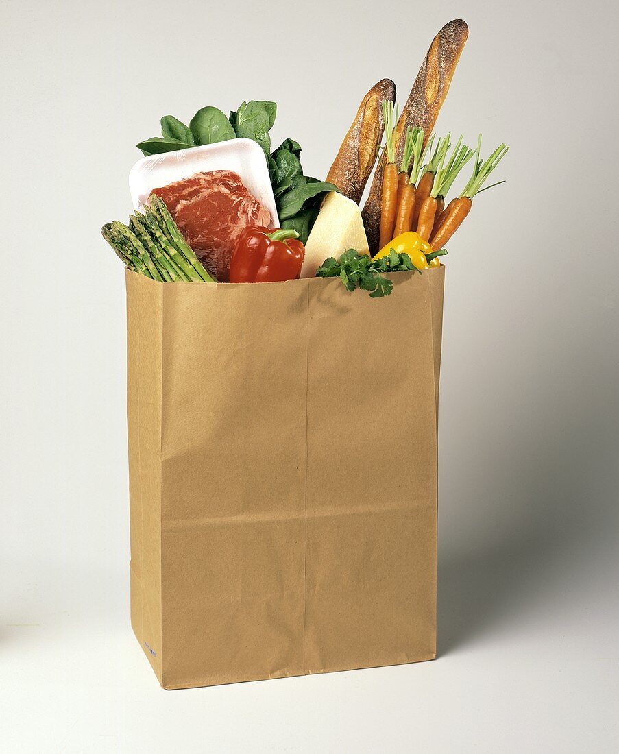 Gemüse, Fleisch und Baguette in Einkaufstüte