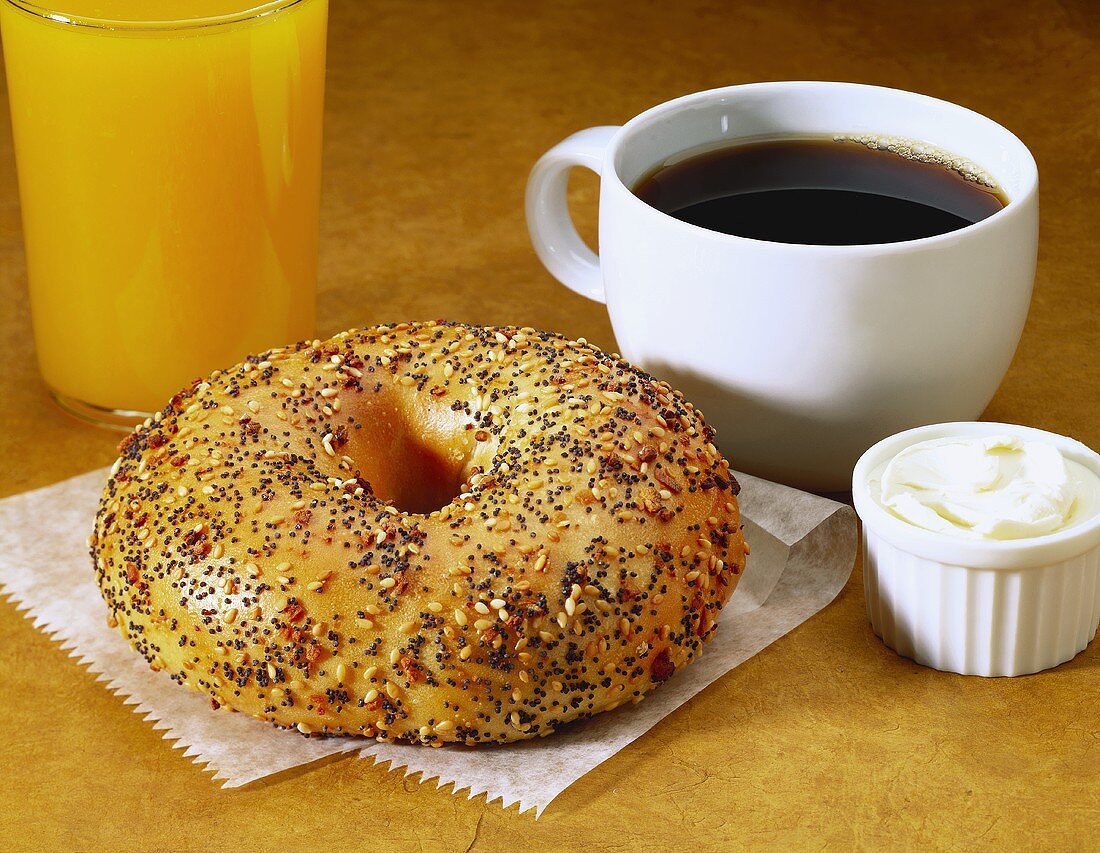 Bagel, Frischkäse, Kaffee und Orangensaft