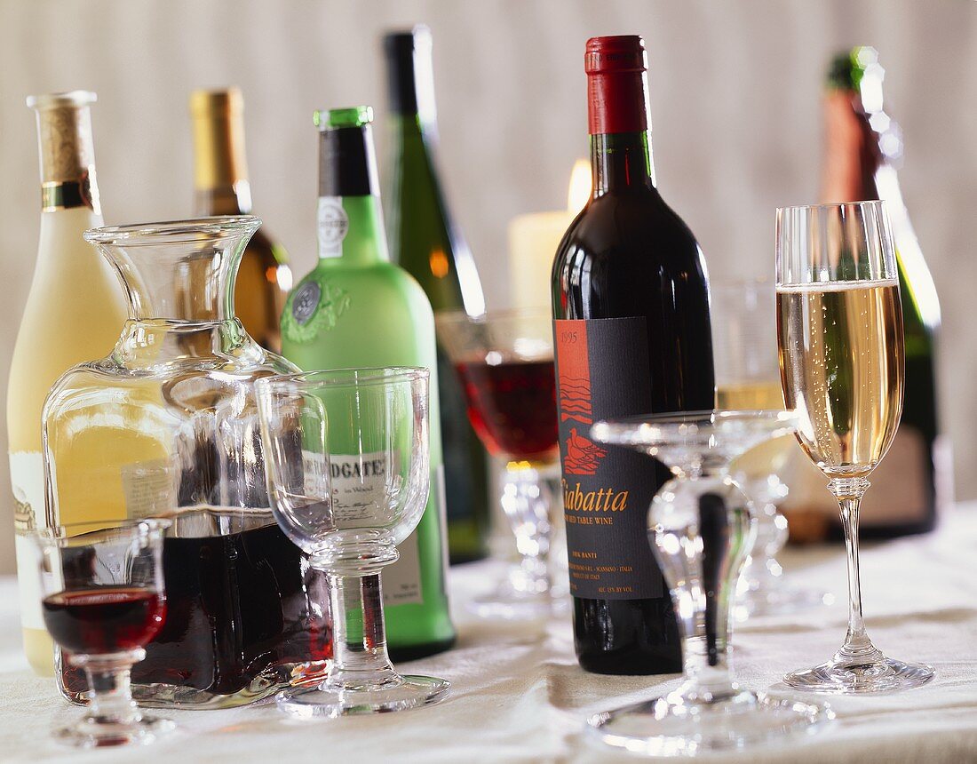 Verschiedene Weingläser und Flaschen