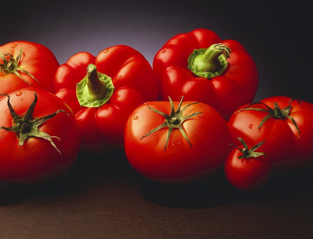 Rote Paprikaschoten und Tomaten