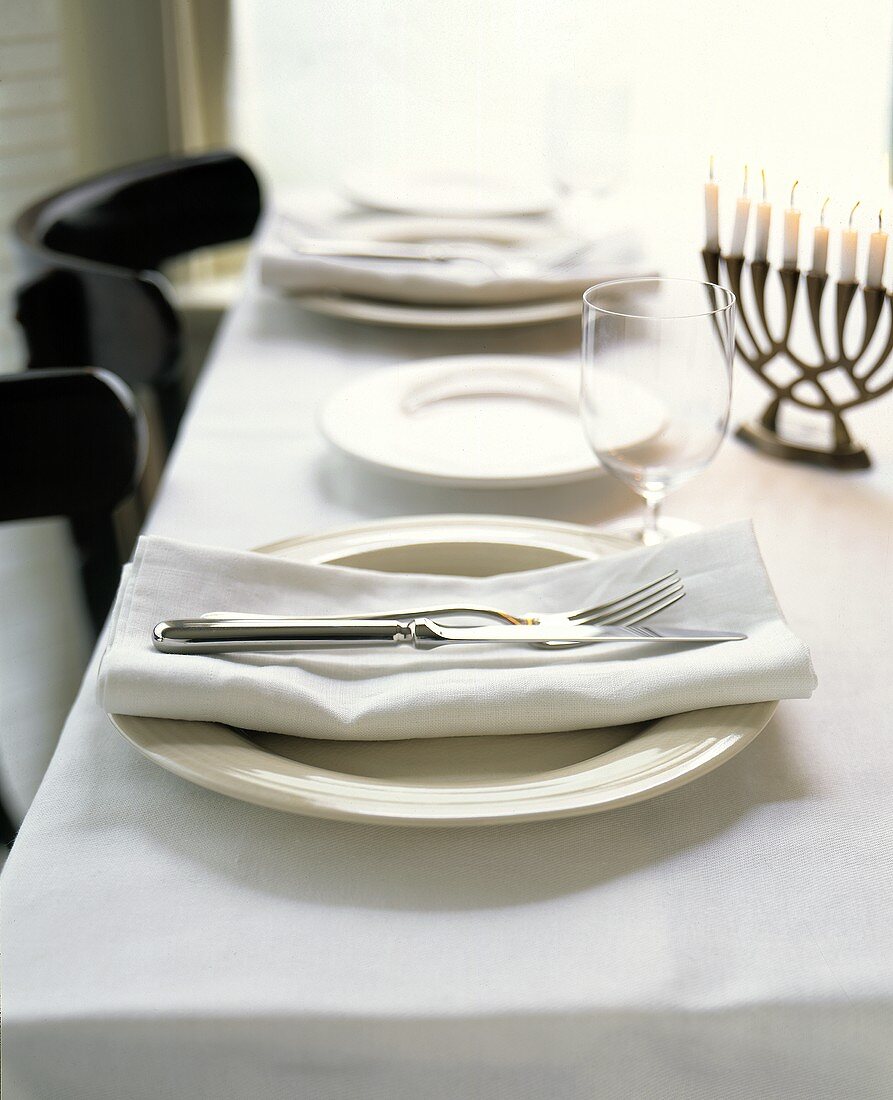 Gedeckter Tisch zu Hanukkah