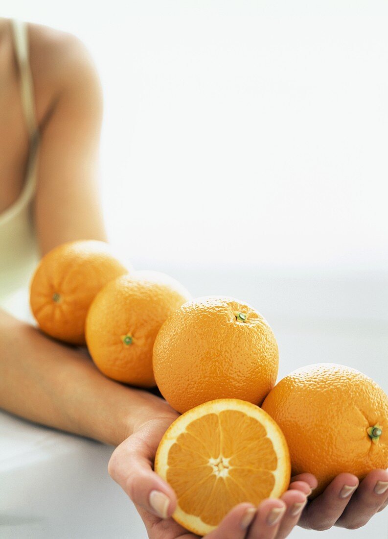 Frau hält Orangen auf dem Arm