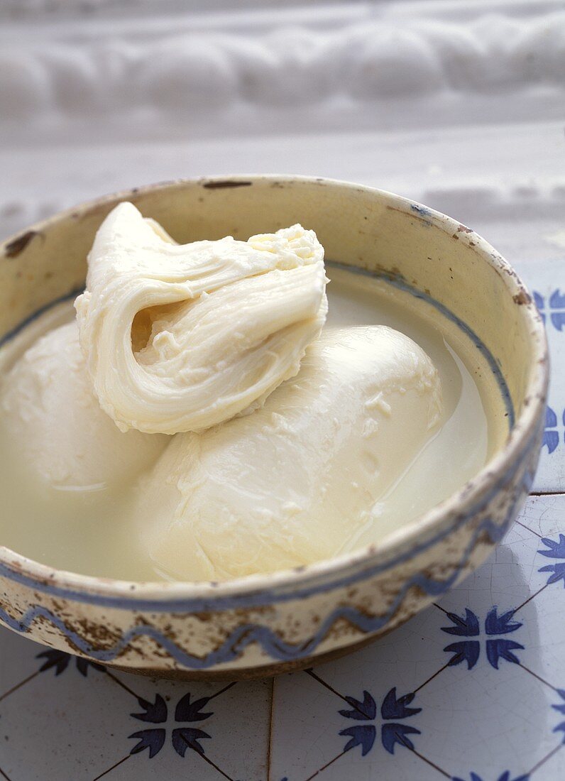 Mozzarella mit Molkenwasser im Schälchen