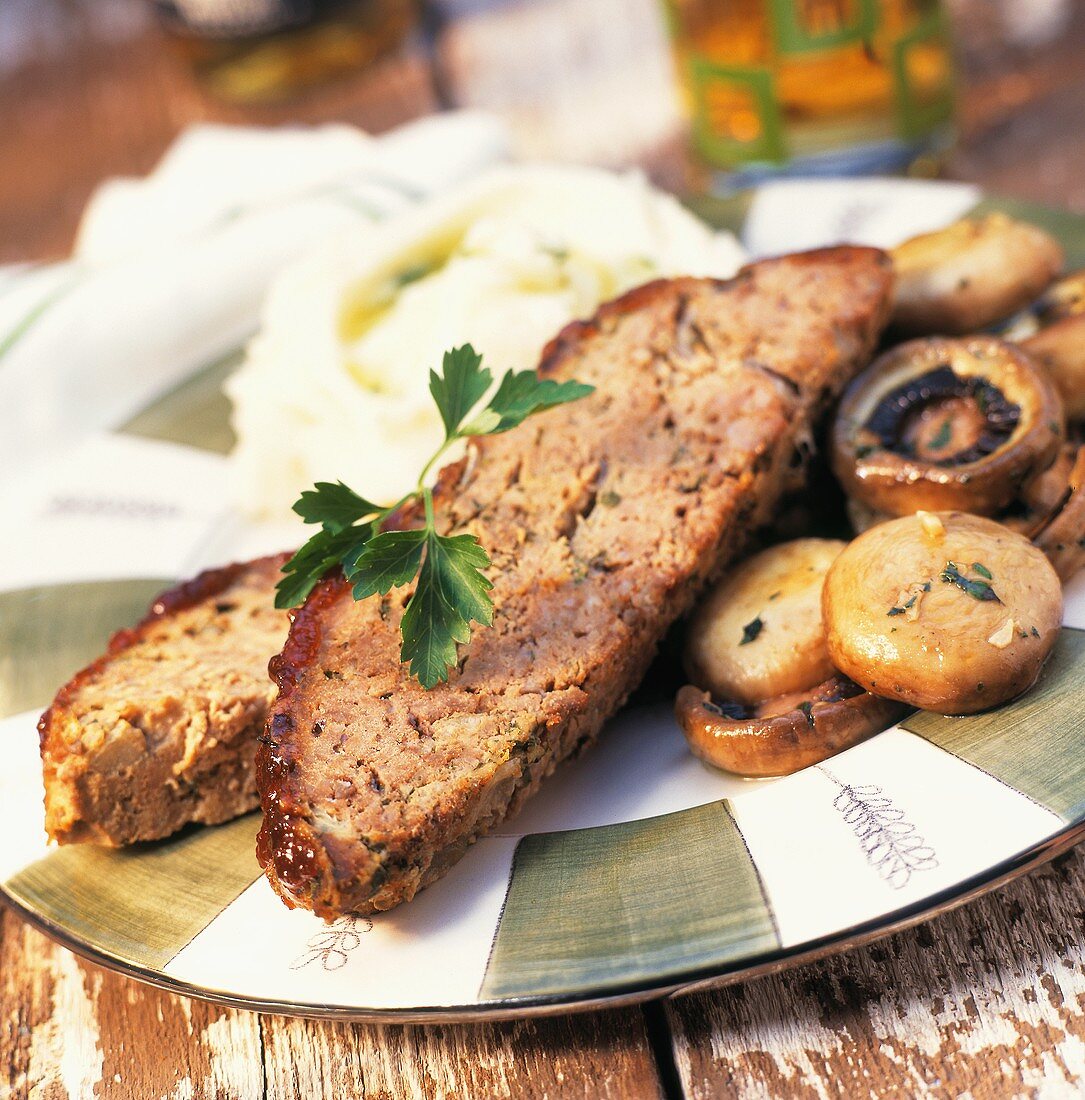 Hackbraten mit Pilzen und Kartoffelpüree