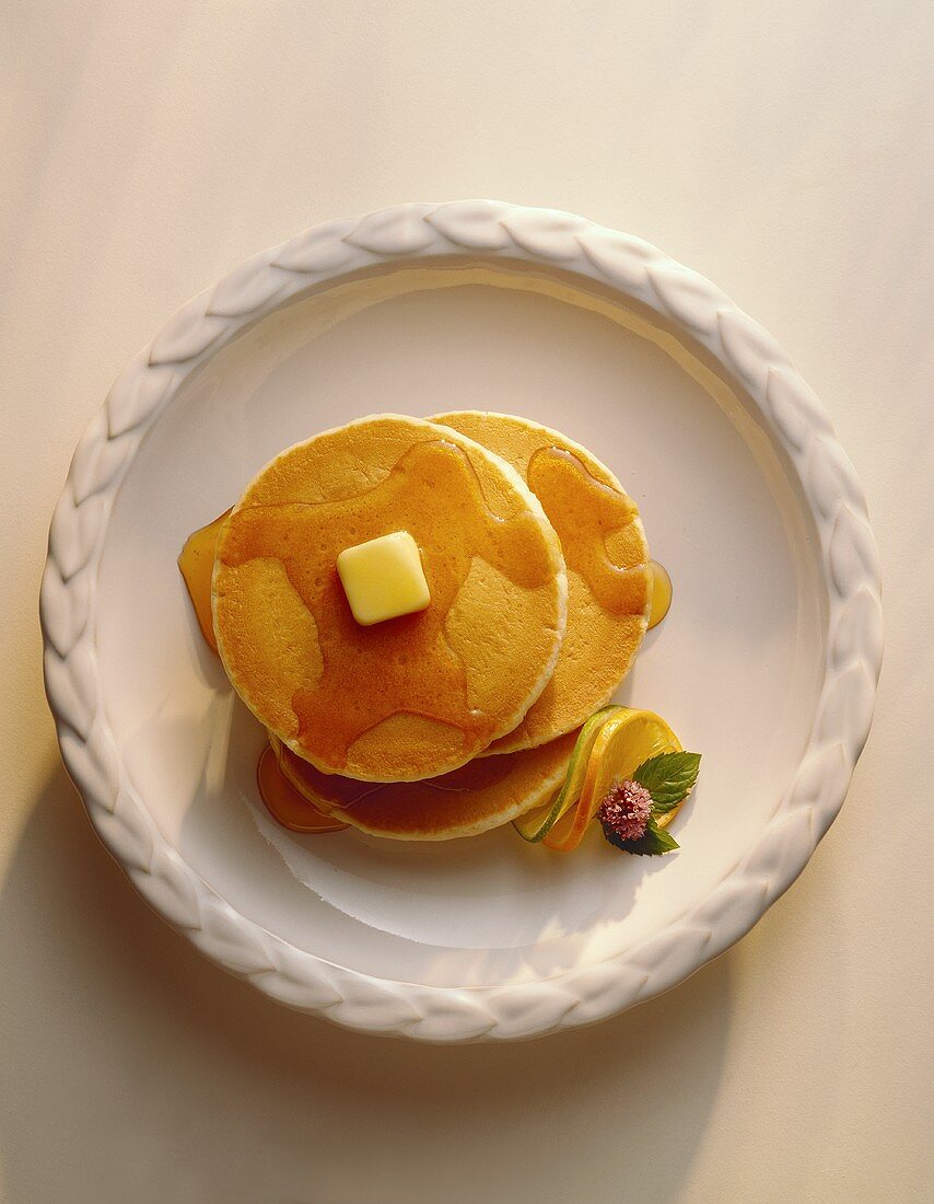 Pancakes mit Butter und Ahornsirup zum Frühstück (USA)