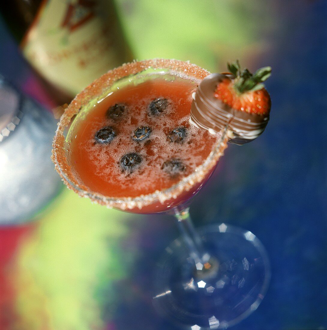 Erdbeer-Rum-Cocktail mit Heidelbeeren