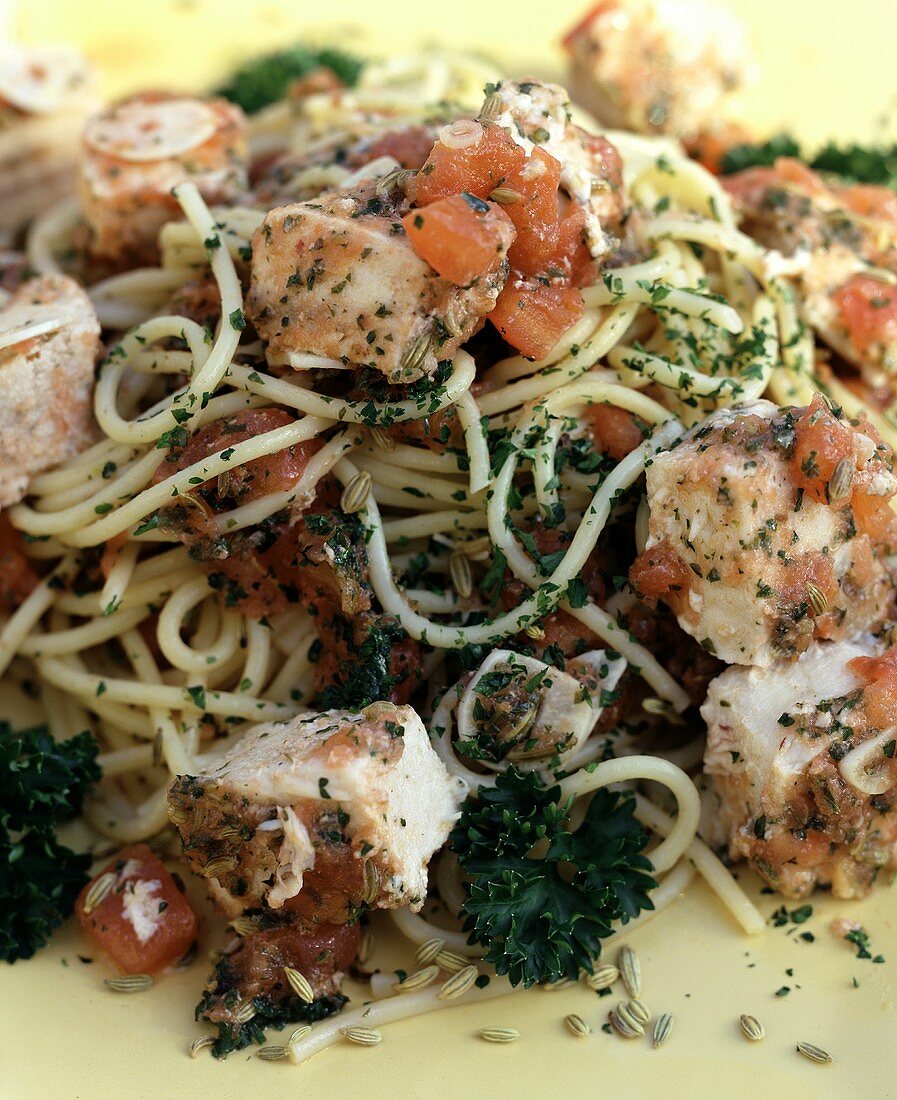 Spaghetti mit Schwertfisch, Fenchelsamen und Tomaten