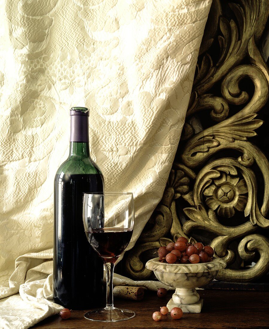 Italienisches Stillleben mit Rotwein und Stachelbeeren