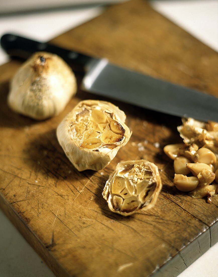 Ofengebackener Knoblauch mit herausgedrückten Knoblauchzehen