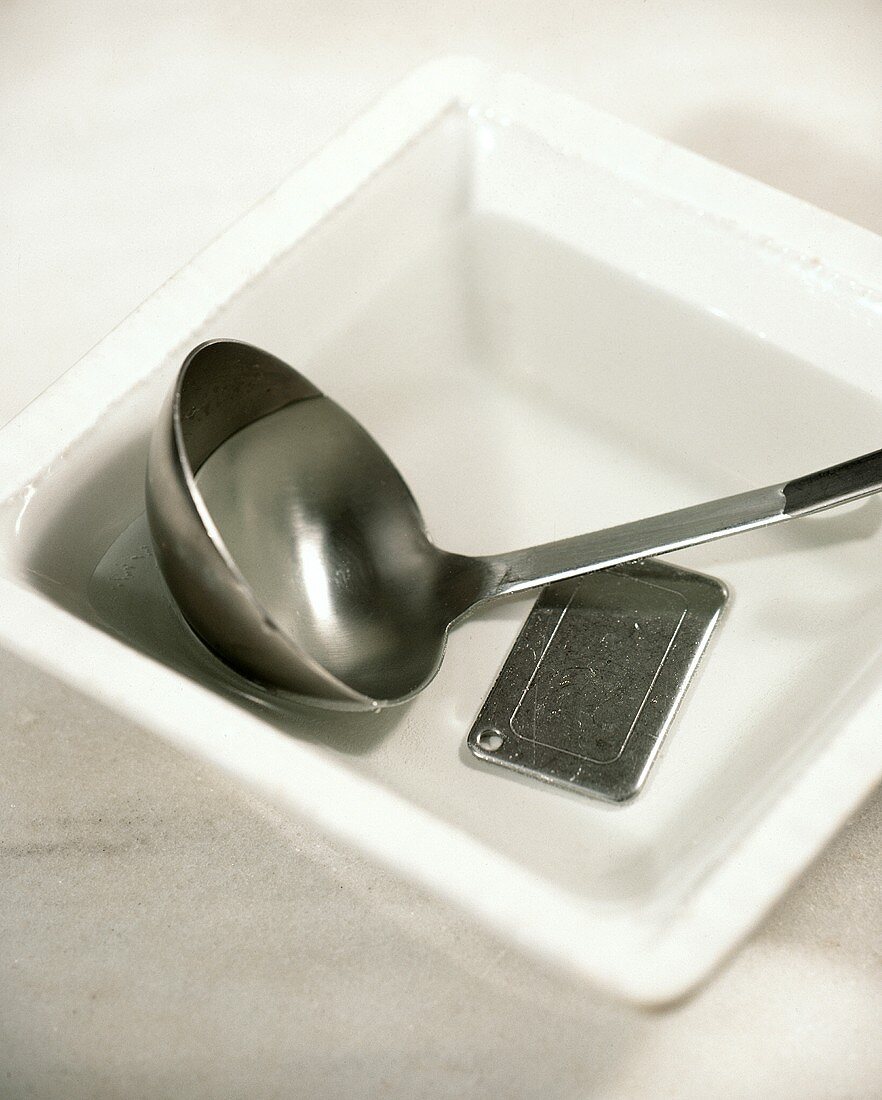 Ladle and metal sheet for neutralising odours