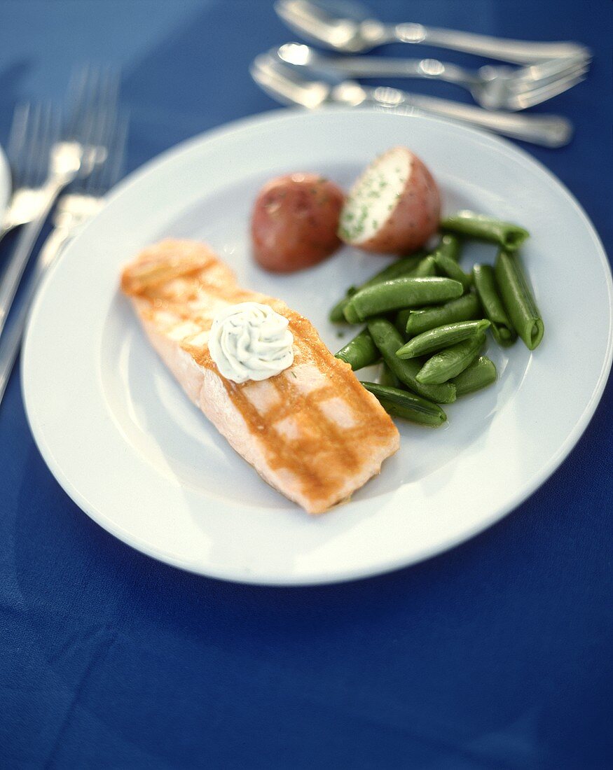 Salmon fillet with green beans and red potatoes