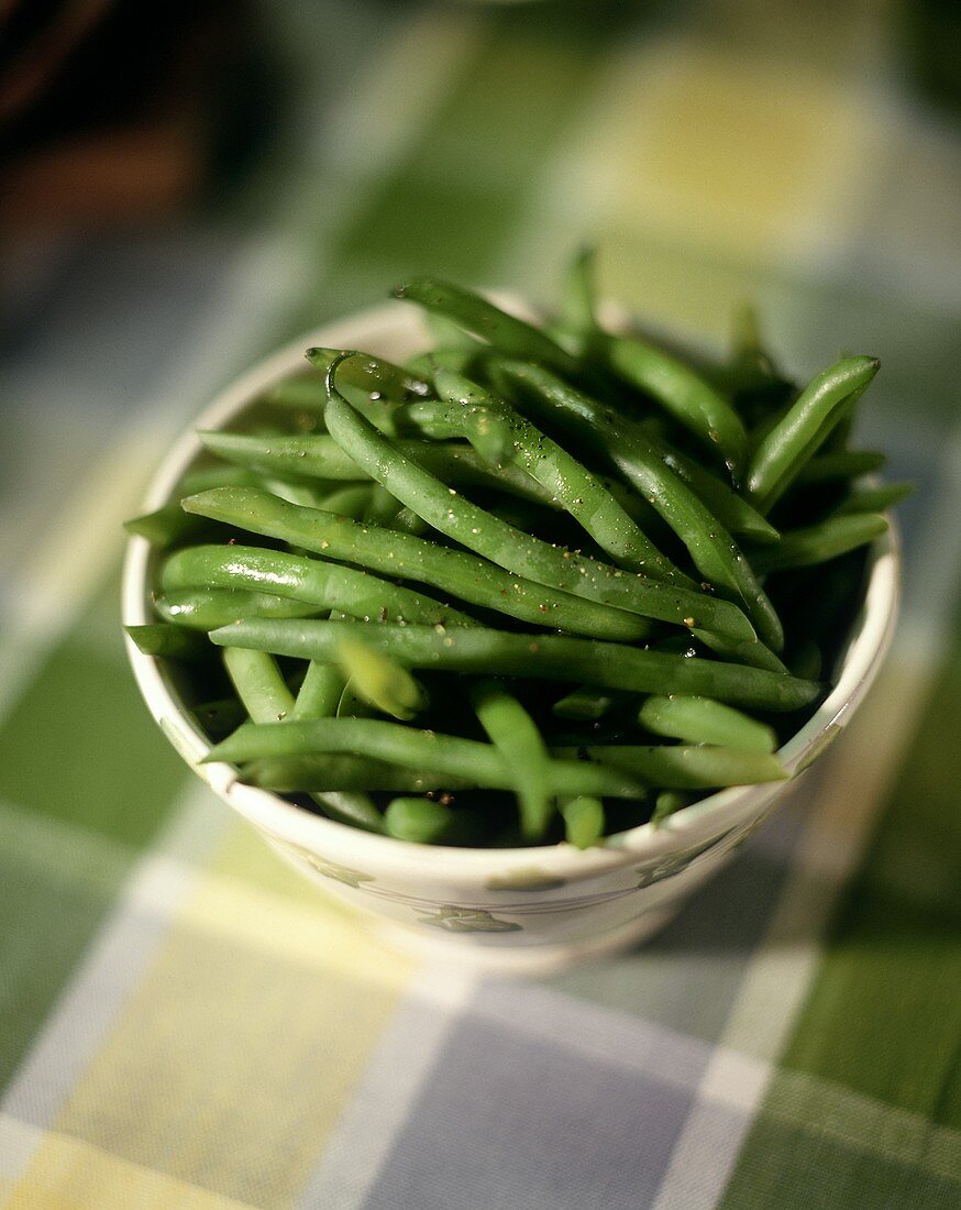 Cooked green beans with pepper in a bowl