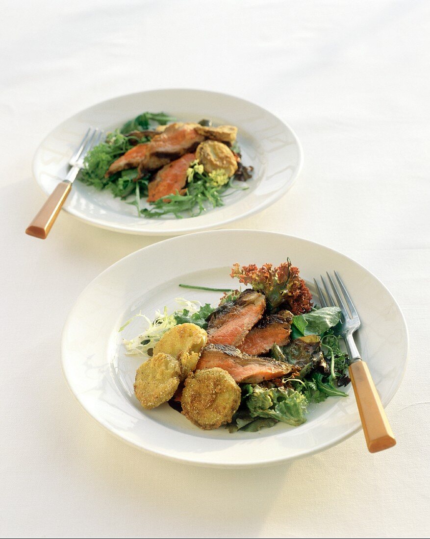 Roastbeef auf Blattsalat mit fritierten Gemüsetalern