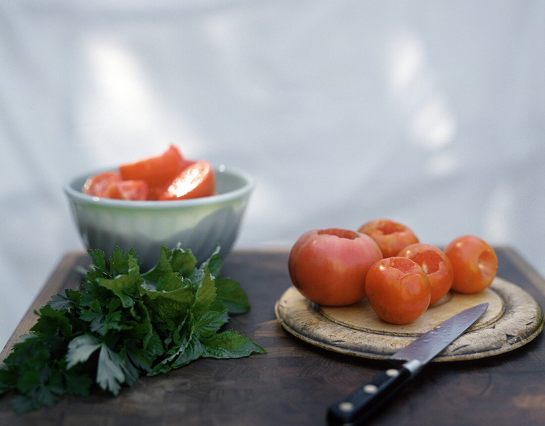 Tomaten, geschnitten und ausgehöhlt; Petersilie