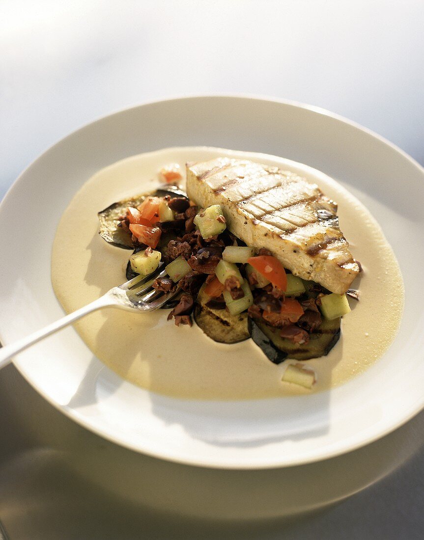 Schwertfisch mit Ratatouille auf Sahnesauce mit Gabel