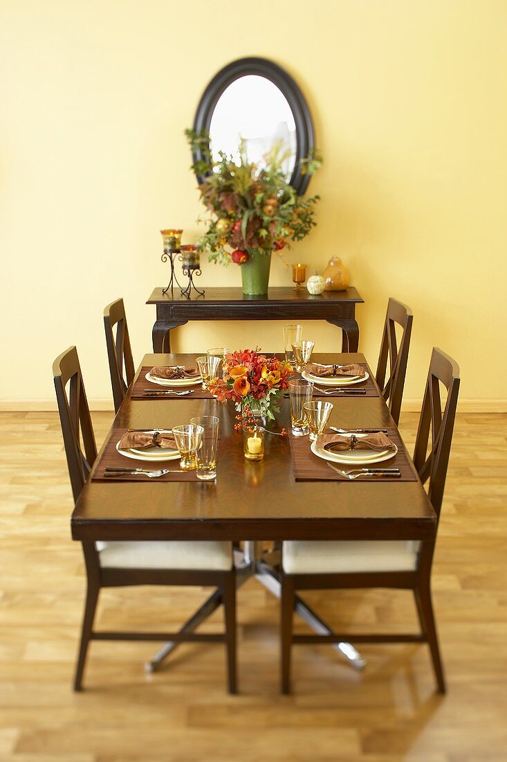 Herbstlich gedeckter Tisch im Wohnzimmer