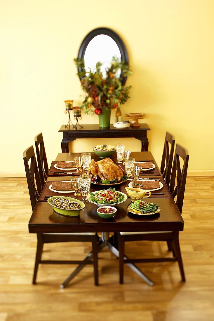 Herbstlich gedeckter Tisch mit Truthahn zu Thanksgiving (USA)