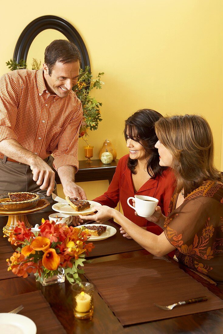 Mann serviert zwei Frauen Pie zu Thanksgiving (USA)