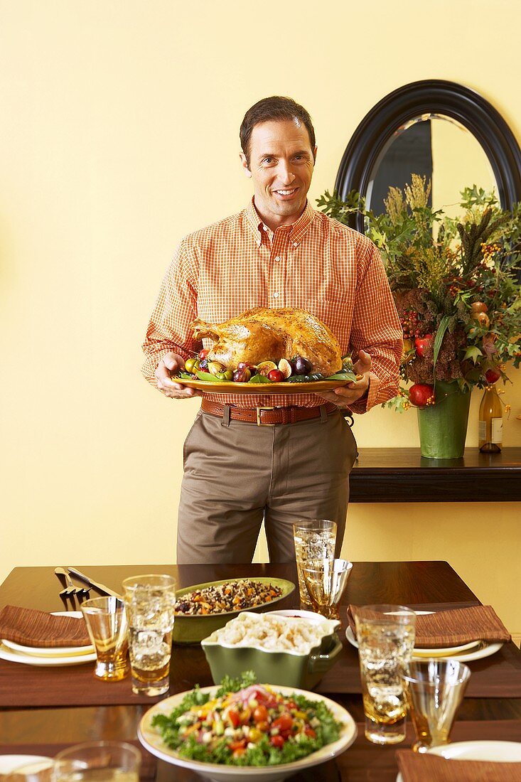 Mann serviert Turkey zu Thanksgiving