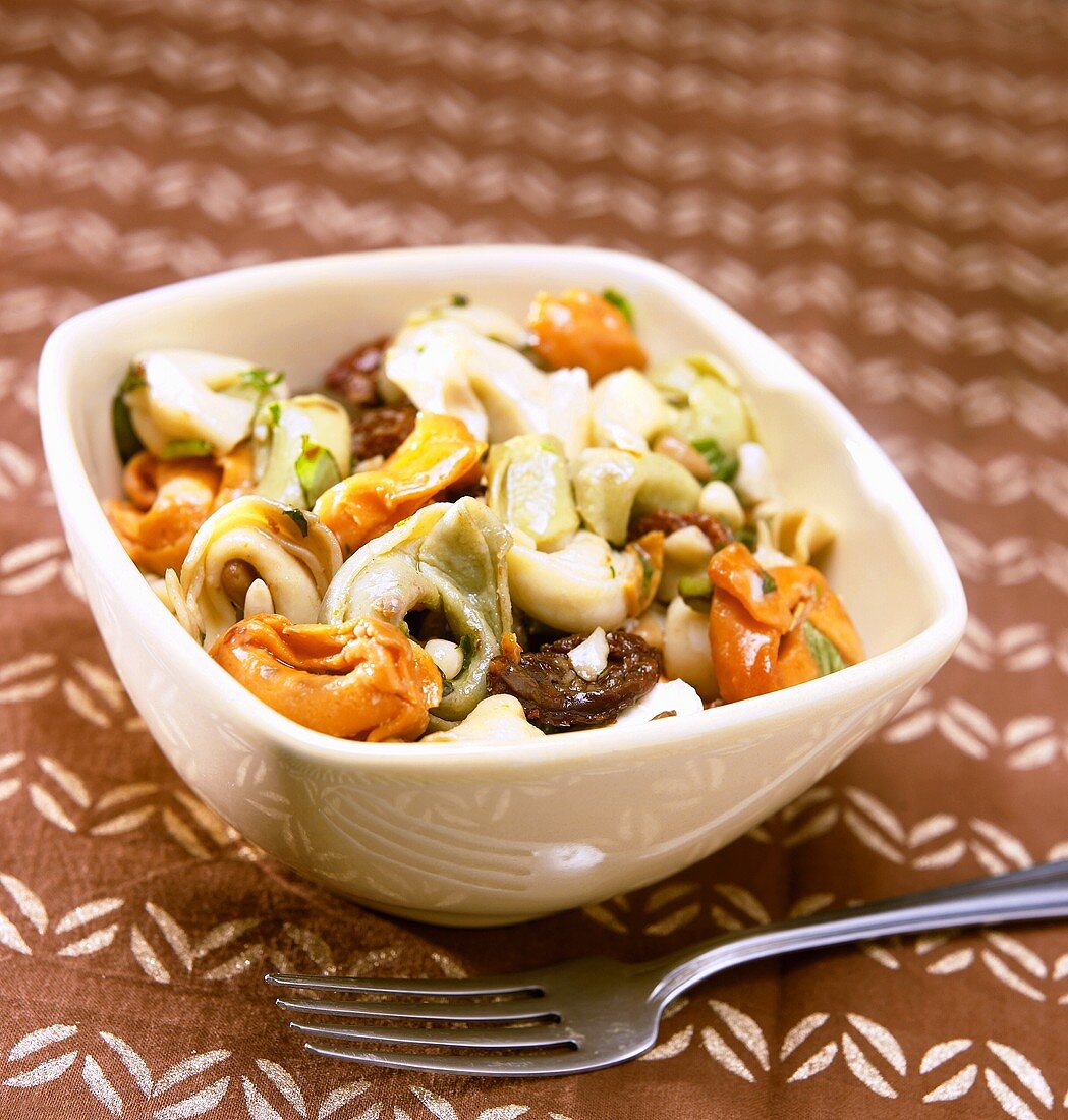 Dreifärbige Tortellini mit getrockneten Tomaten