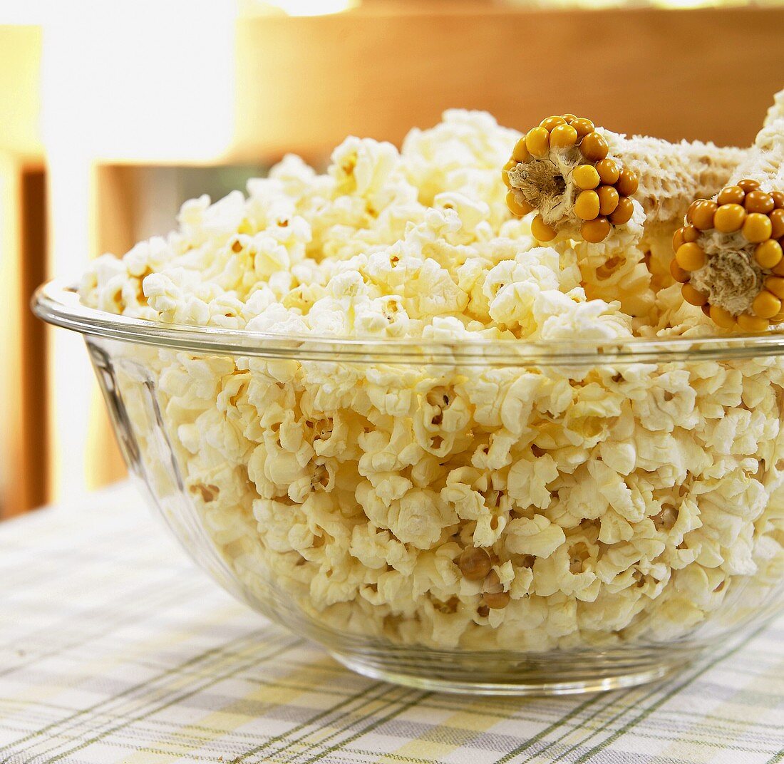 Popcorn in Glasschale mit Maiskolben (Close Up)