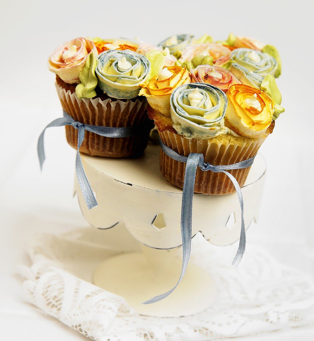 Cupcakes mit Blumendeko und Schleifen