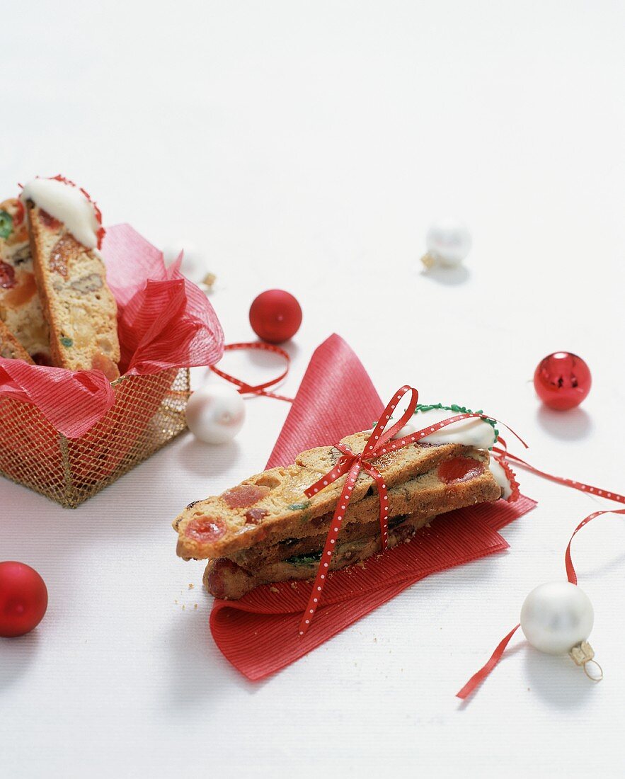 Früchtekuchen-Biscotti, weihnachtlich verpackt