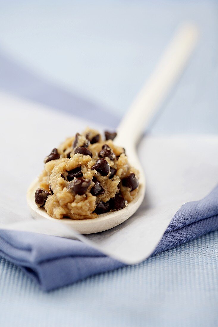 Teig für Chocolate Chip Cookies auf Löffel