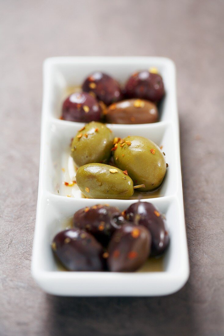 Verschiedene griechische Oliven in geteilter Schale