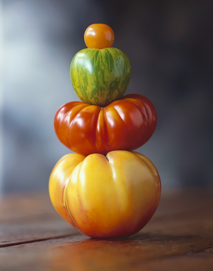 Vier verschiedene Heirloom Tomaten, gestapelt