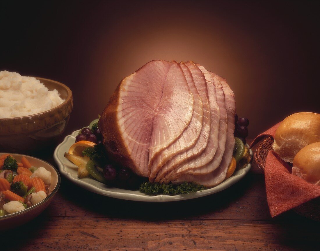 Gebratener Schinken mit Gemüse, Kartoffelpüree und Brötchen