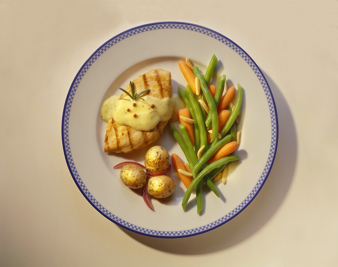 Gegrillte Hähnchenbrust mit Sauce, Gemüse und Kartoffeln