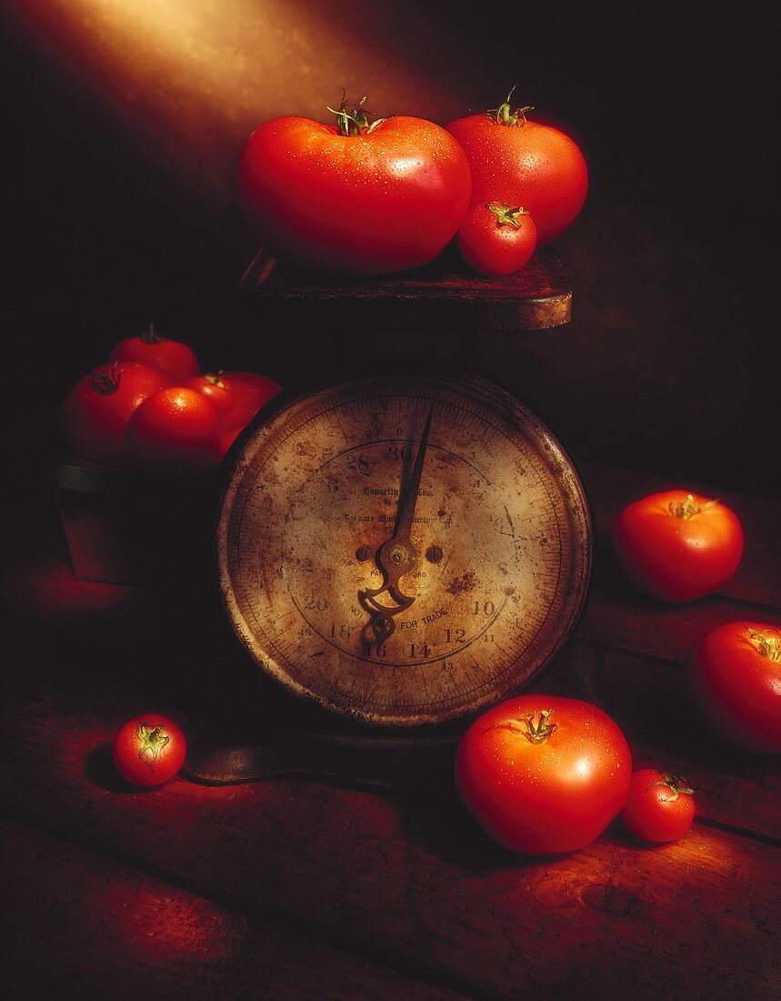 Frische Tomaten auf alter Küchenwaage und daneben