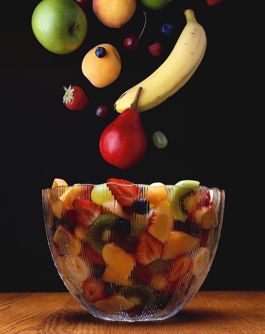 Früchte fallen in Schale mit Fruchtsalat