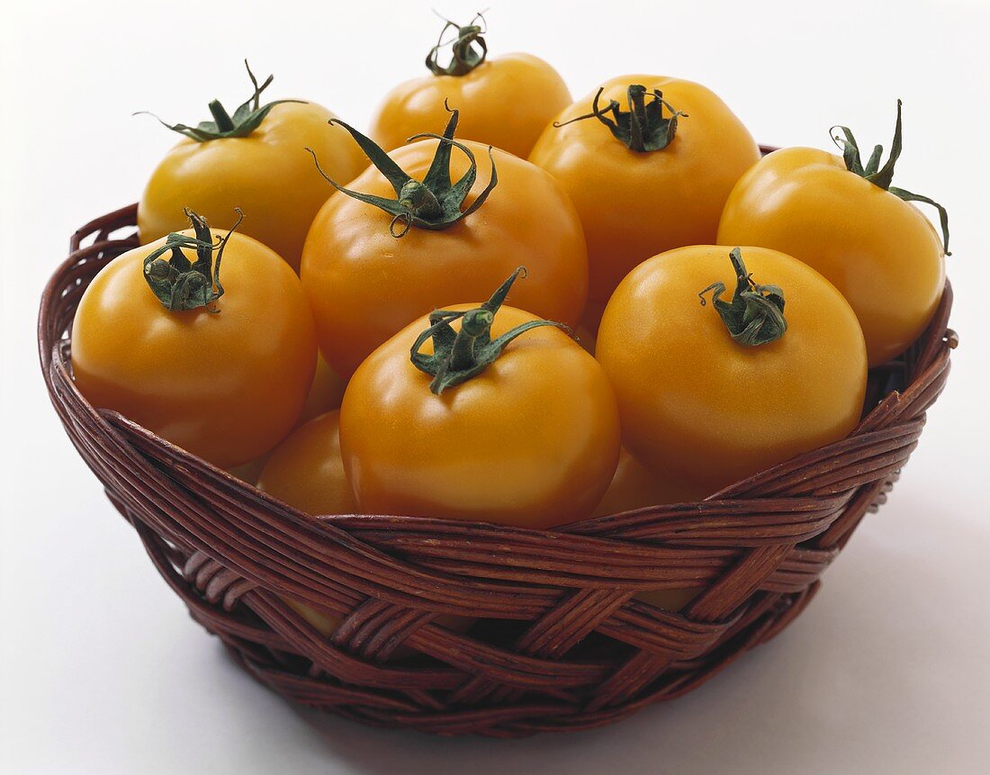 Gelbe Tomaten im Korb