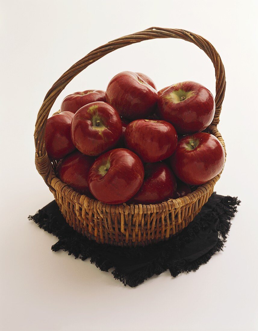 Rote Äpfel im Korb