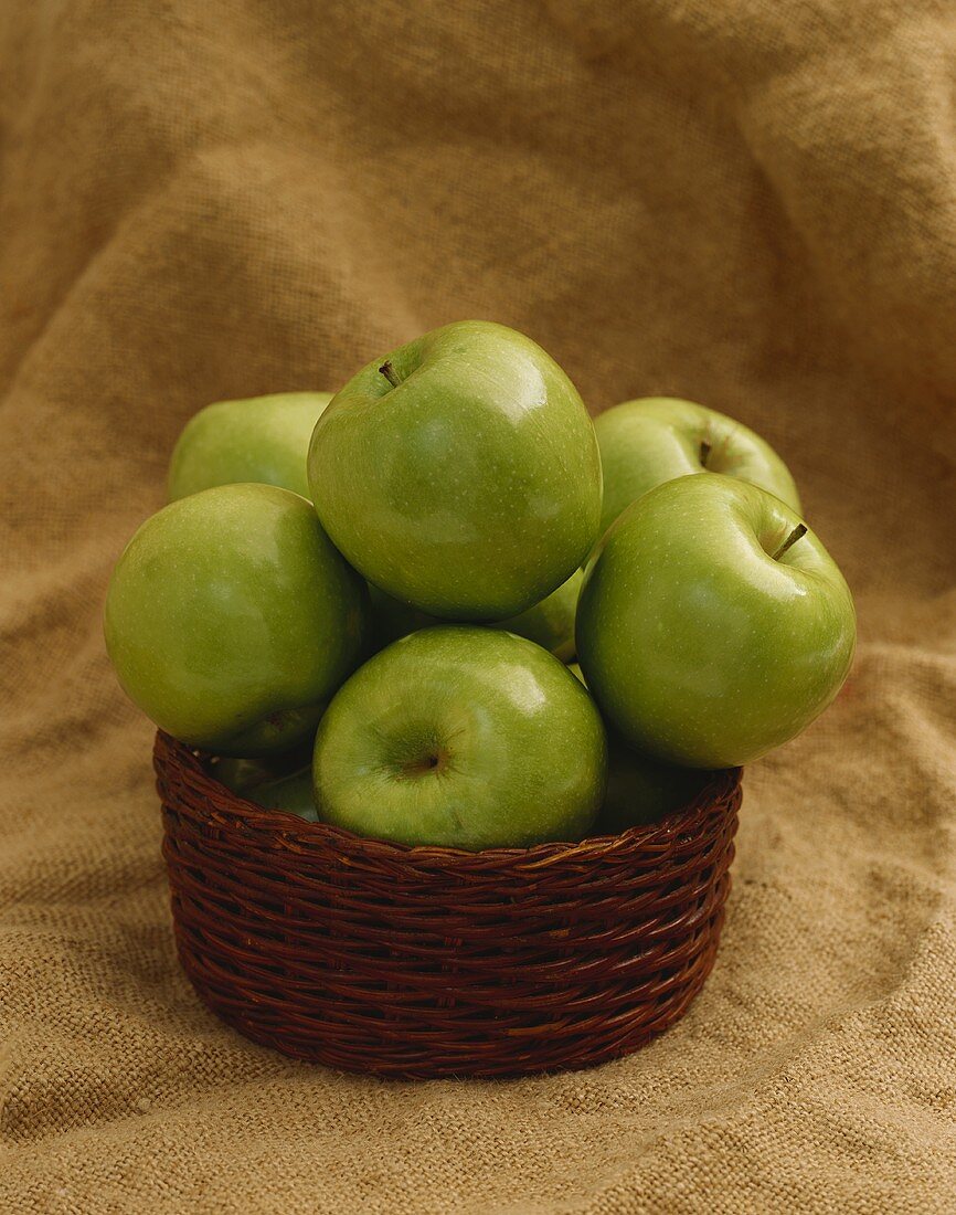 Granny Smith Äpfel in kleinem Korb