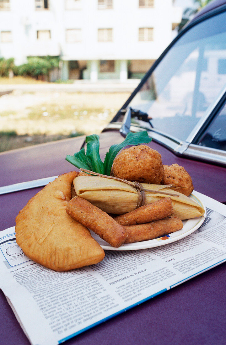 Verschiedene frittierte Gerichte auf einem Auto (Mexiko)